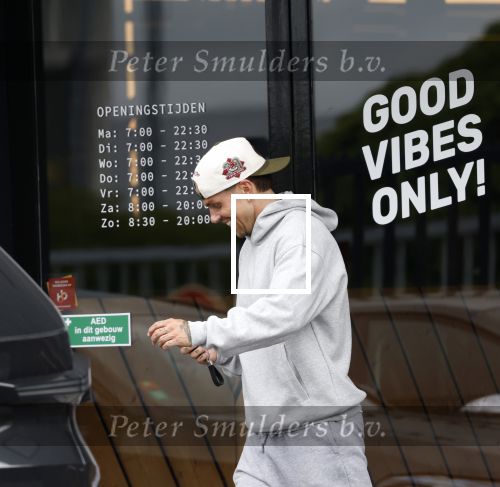 Wilnis 25 mei 2025
Andre Hazes gaat sporten en daarna komt Monique Westenberg met zoon Andre Hazes jr de hond brengen bij zijn huis .
Andre en Monique geven elkaar een knuffel .