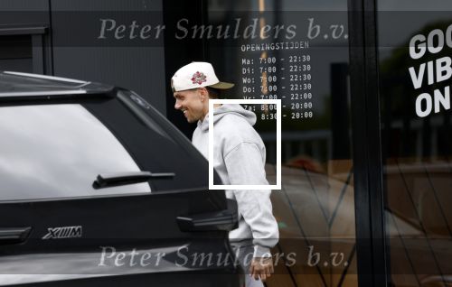 Wilnis 25 mei 2025
Andre Hazes gaat sporten en daarna komt Monique Westenberg met zoon Andre Hazes jr de hond brengen bij zijn huis .
Andre en Monique geven elkaar een knuffel .