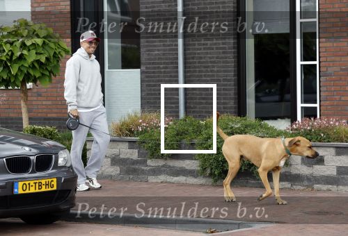Wilnis 25 mei 2025
Andre Hazes gaat sporten en daarna komt Monique Westenberg met zoon Andre Hazes jr de hond brengen bij zijn huis .
Andre en Monique geven elkaar een knuffel .