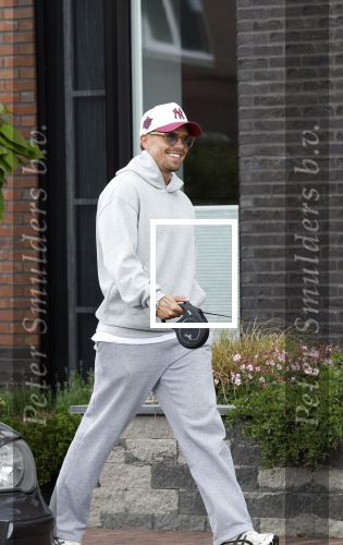 Wilnis 25 mei 2025
Andre Hazes gaat sporten en daarna komt Monique Westenberg met zoon Andre Hazes jr de hond brengen bij zijn huis .
Andre en Monique geven elkaar een knuffel .