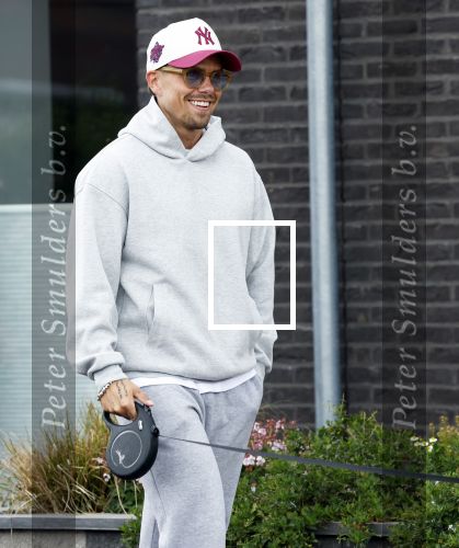 Wilnis 25 mei 2025
Andre Hazes gaat sporten en daarna komt Monique Westenberg met zoon Andre Hazes jr de hond brengen bij zijn huis .
Andre en Monique geven elkaar een knuffel .