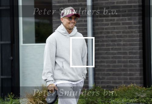 Wilnis 25 mei 2025
Andre Hazes gaat sporten en daarna komt Monique Westenberg met zoon Andre Hazes jr de hond brengen bij zijn huis .
Andre en Monique geven elkaar een knuffel .