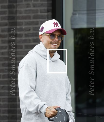 Wilnis 25 mei 2025
Andre Hazes gaat sporten en daarna komt Monique Westenberg met zoon Andre Hazes jr de hond brengen bij zijn huis .
Andre en Monique geven elkaar een knuffel .