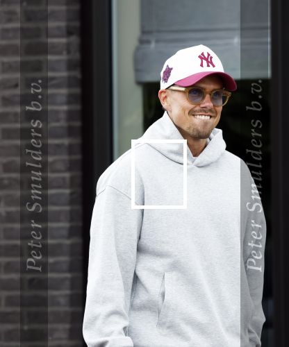 Wilnis 25 mei 2025
Andre Hazes gaat sporten en daarna komt Monique Westenberg met zoon Andre Hazes jr de hond brengen bij zijn huis .
Andre en Monique geven elkaar een knuffel .