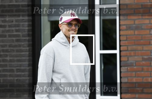 Wilnis 25 mei 2025
Andre Hazes gaat sporten en daarna komt Monique Westenberg met zoon Andre Hazes jr de hond brengen bij zijn huis .
Andre en Monique geven elkaar een knuffel .