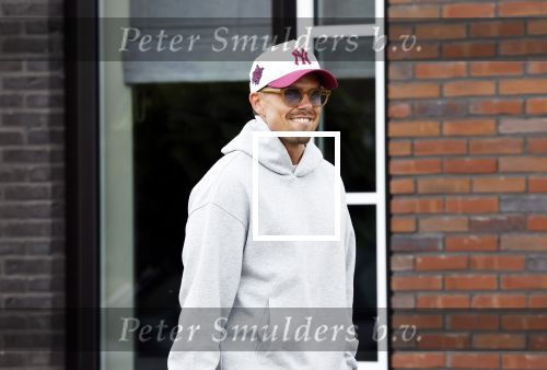 Wilnis 25 mei 2025
Andre Hazes gaat sporten en daarna komt Monique Westenberg met zoon Andre Hazes jr de hond brengen bij zijn huis .
Andre en Monique geven elkaar een knuffel .
