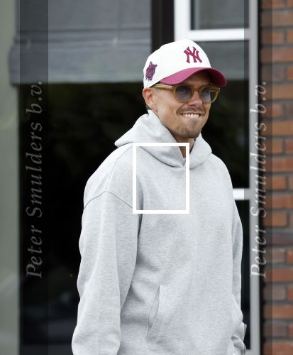 Wilnis 25 mei 2025
Andre Hazes gaat sporten en daarna komt Monique Westenberg met zoon Andre Hazes jr de hond brengen bij zijn huis .
Andre en Monique geven elkaar een knuffel .