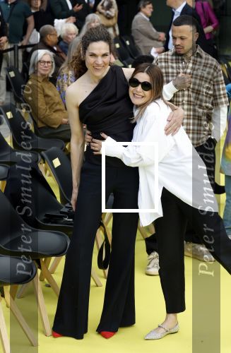 Rotterdam 15 mei 2025
Koningin MÃ¡xima opent Fenix, het kunstmuseum over migratie in Rotterdam. Het museum is gevestigd in een gerestaureerde monumentale loods uit 1923 die staat op de kade van vertrek en aankomst, de plek waar miljoenen mensen een nieuw leven zijn begonnen. Anna Drijver en Victoria Koblenko