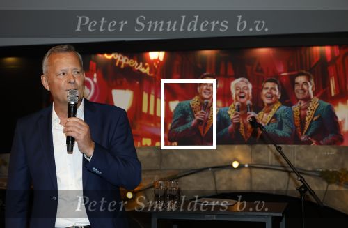 Amsterdam 1 juni 2025
Rene Froger krijgt na de laatste toppers in concert een koninklijke onderscheiding in de Johan Cruyff arena . Ook de andere toopers Jan Smit Gerard Joling en Jeroen v d Boom waren natuurlijk aanwezig. Arthur v Dijk