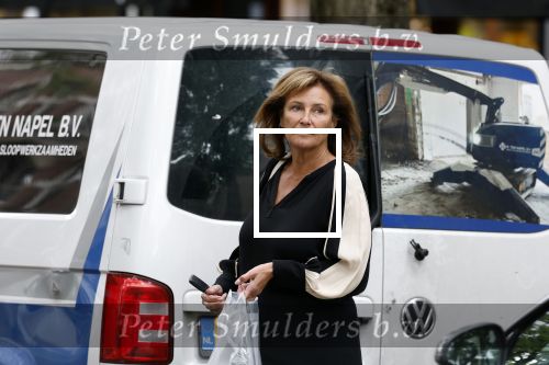 Amsterdam 5 juni 2025
Astrid Joosten bellend op de cornelis schuytstraat.