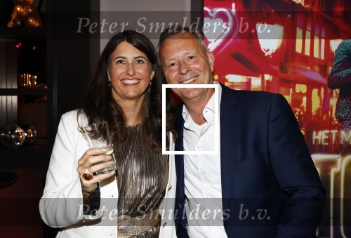 Amsterdam 1 juni 2025
Rene Froger krijgt na de laatste toppers in concert een koninklijke onderscheiding in de Johan Cruyff arena . Barbara de Reijke en Arthur v Dijk