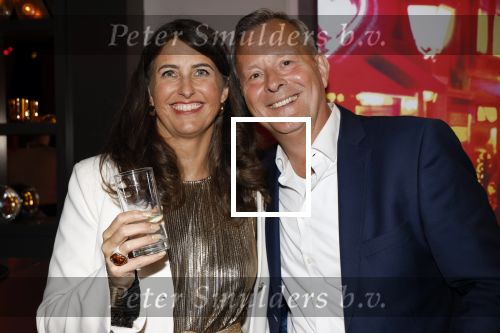 Amsterdam 1 juni 2025
Rene Froger krijgt na de laatste toppers in concert een koninklijke onderscheiding in de Johan Cruyff arena . Barbara de Reijke en Arthur v Dijk