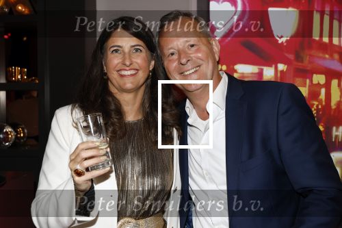 Amsterdam 1 juni 2025
Rene Froger krijgt na de laatste toppers in concert een koninklijke onderscheiding in de Johan Cruyff arena . Barbara de Reijke en Arthur van Dijk