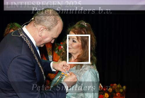 Apeldoorn 25 april 2025
Belinda Meuldijk krijgt lintje en wordt RIDDER in de orde van Oranje Nassau bij Orpheus . Ze kwam samen met haar zoon Yoshi en hun hond Noah. Ton Heerts Burgemeester Apeldoorn