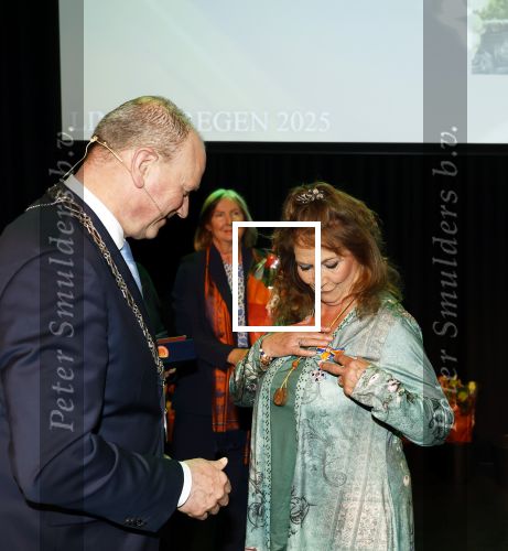 Apeldoorn 25 april 2025
Belinda Meuldijk krijgt lintje en wordt RIDDER in de orde van Oranje Nassau bij Orpheus . Ze kwam samen met haar zoon Yoshi en hun hond Noah. Ton Heerts Burgemeester Apeldoorn