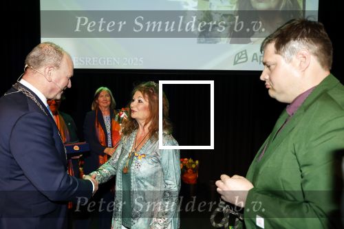 Apeldoorn 25 april 2025
Belinda Meuldijk krijgt lintje en wordt RIDDER in de orde van Oranje Nassau bij Orpheus . Ze kwam samen met haar zoon Yoshi en hun hond Noah. Ton Heerts Burgemeester Apeldoorn