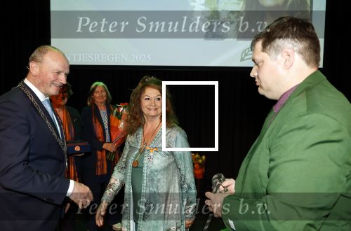 Apeldoorn 25 april 2025
Belinda Meuldijk krijgt lintje en wordt RIDDER in de orde van Oranje Nassau bij Orpheus . Ze kwam samen met haar zoon Yoshi en hun hond Noah. Ton Heerts Burgemeester Apeldoorn