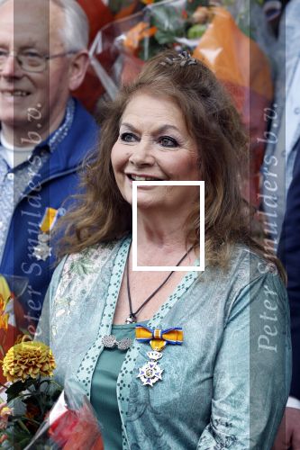 Apeldoorn 25 april 2025
Belinda Meuldijk krijgt lintje en wordt RIDDER in de orde van Oranje Nassau bij Orpheus . Ze kwam samen met haar zoon Yoshi en hun hond Noah.