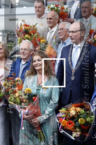 Apeldoorn 25 april 2025
Belinda Meuldijk krijgt lintje en wordt RIDDER in de orde van Oranje Nassau bij Orpheus . Ze kwam samen met haar zoon Yoshi en hun hond Noah.