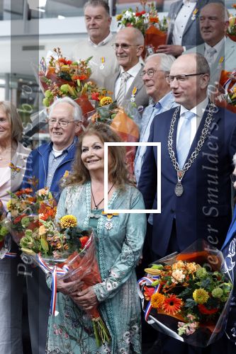 Apeldoorn 25 april 2025
Belinda Meuldijk krijgt lintje en wordt RIDDER in de orde van Oranje Nassau bij Orpheus . Ze kwam samen met haar zoon Yoshi en hun hond Noah.