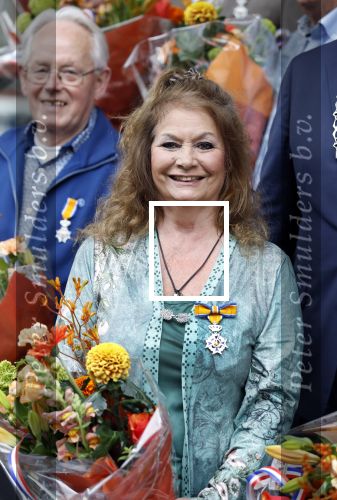 Apeldoorn 25 april 2025
Belinda Meuldijk krijgt lintje en wordt RIDDER in de orde van Oranje Nassau bij Orpheus . Ze kwam samen met haar zoon Yoshi en hun hond Noah.