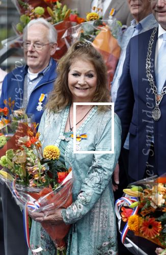 Apeldoorn 25 april 2025
Belinda Meuldijk krijgt lintje en wordt RIDDER in de orde van Oranje Nassau bij Orpheus . Ze kwam samen met haar zoon Yoshi en hun hond Noah.