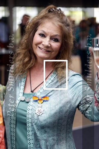 Apeldoorn 25 april 2025
Belinda Meuldijk krijgt lintje en wordt RIDDER in de orde van Oranje Nassau bij Orpheus . Ze kwam samen met haar zoon Yoshi en hun hond Noah.