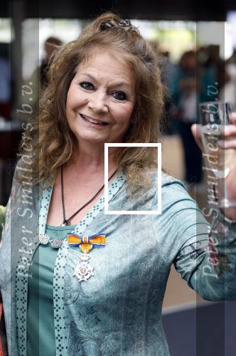 Apeldoorn 25 april 2025
Belinda Meuldijk krijgt lintje en wordt RIDDER in de orde van Oranje Nassau bij Orpheus . Ze kwam samen met haar zoon Yoshi en hun hond Noah.