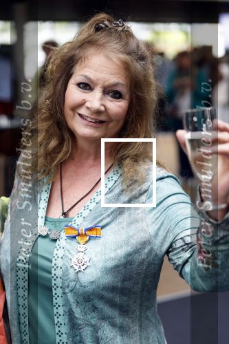 Apeldoorn 25 april 2025
Belinda Meuldijk krijgt lintje en wordt RIDDER in de orde van Oranje Nassau bij Orpheus . Ze kwam samen met haar zoon Yoshi en hun hond Noah.