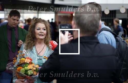 Apeldoorn 25 april 2025
Belinda Meuldijk krijgt lintje en wordt RIDDER in de orde van Oranje Nassau bij Orpheus . Ze kwam samen met haar zoon Yoshi en hun hond Noah.