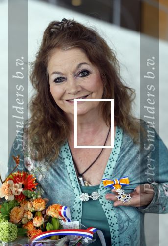 Apeldoorn 25 april 2025
Belinda Meuldijk krijgt lintje en wordt RIDDER in de orde van Oranje Nassau bij Orpheus . Ze kwam samen met haar zoon Yoshi en hun hond Noah.