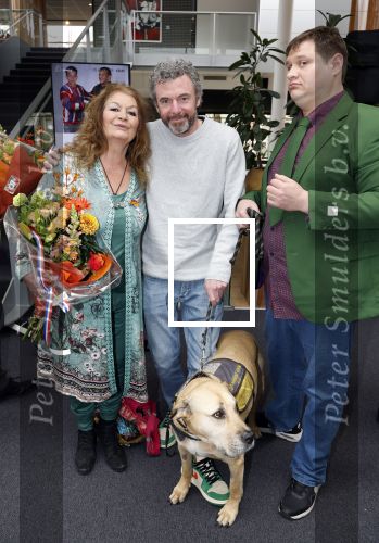 Apeldoorn 25 april 2025
Belinda Meuldijk krijgt lintje en wordt RIDDER in de orde van Oranje Nassau bij Orpheus . Ze kwam samen met haar zoon Yoshi en hun hond Noah.  Belinda Meuldijk Thierry Duval en Yoshi