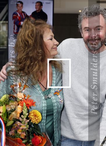 Apeldoorn 25 april 2025
Belinda Meuldijk krijgt lintje en wordt RIDDER in de orde van Oranje Nassau bij Orpheus . Ze kwam samen met haar zoon Yoshi en hun hond Noah.  Belinda Meuldijk Thierry Duval en Yoshi