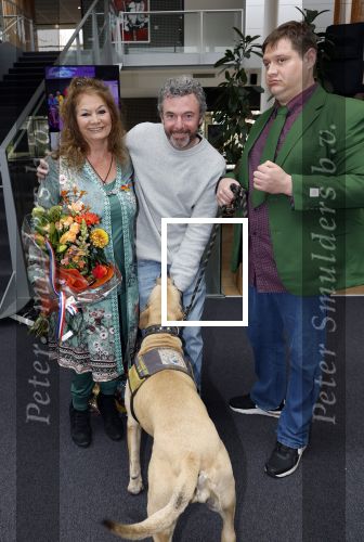 Apeldoorn 25 april 2025
Belinda Meuldijk krijgt lintje en wordt RIDDER in de orde van Oranje Nassau bij Orpheus . Ze kwam samen met haar zoon Yoshi en hun hond Noah.  Belinda Meuldijk Thierry Duval en Yoshi