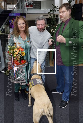 Apeldoorn 25 april 2025
Belinda Meuldijk krijgt lintje en wordt RIDDER in de orde van Oranje Nassau bij Orpheus . Ze kwam samen met haar zoon Yoshi en hun hond Noah.  Belinda Meuldijk Thierry Duval en Yoshi