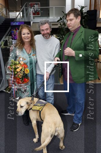 Apeldoorn 25 april 2025
Belinda Meuldijk krijgt lintje en wordt RIDDER in de orde van Oranje Nassau bij Orpheus . Ze kwam samen met haar zoon Yoshi en hun hond Noah.  Belinda Meuldijk Thierry Duval en Yoshi