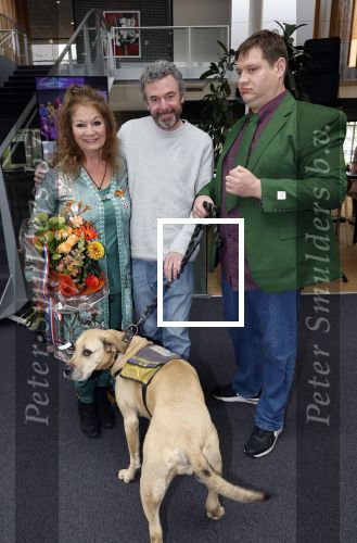 Apeldoorn 25 april 2025
Belinda Meuldijk krijgt lintje en wordt RIDDER in de orde van Oranje Nassau bij Orpheus . Ze kwam samen met haar zoon Yoshi en hun hond Noah.  Belinda Meuldijk Thierry Duval en Yoshi