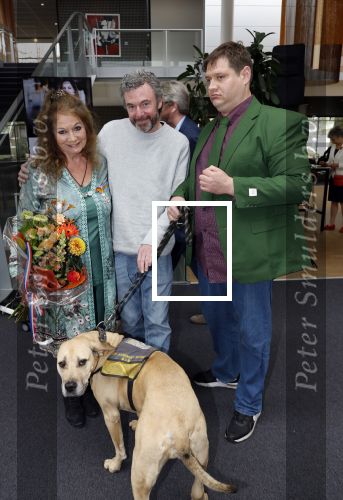 Apeldoorn 25 april 2025
Belinda Meuldijk krijgt lintje en wordt RIDDER in de orde van Oranje Nassau bij Orpheus . Ze kwam samen met haar zoon Yoshi en hun hond Noah.  Belinda Meuldijk Thierry Duval en Yoshi