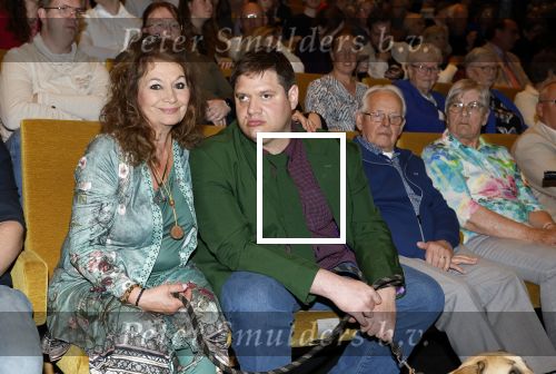 Apeldoorn 25 april 2025
Belinda Meuldijk krijgt lintje en wordt RIDDER in de orde van Oranje Nassau bij Orpheus . Ze kwam samen met haar zoon Yoshi en hun hond Noah.