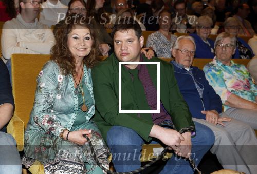 Apeldoorn 25 april 2025
Belinda Meuldijk krijgt lintje en wordt RIDDER in de orde van Oranje Nassau bij Orpheus . Ze kwam samen met haar zoon Yoshi en hun hond Noah.