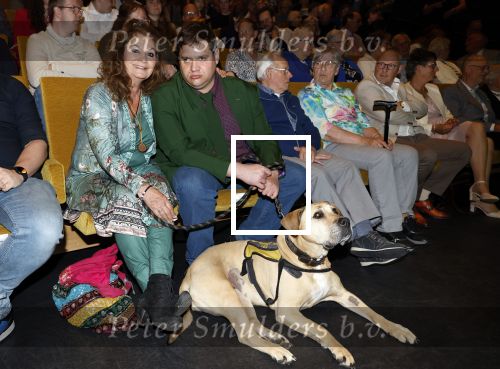 Apeldoorn 25 april 2025
Belinda Meuldijk krijgt lintje en wordt RIDDER in de orde van Oranje Nassau bij Orpheus . Ze kwam samen met haar zoon Yoshi en hun hond Noah.