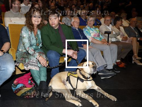 Apeldoorn 25 april 2025
Belinda Meuldijk krijgt lintje en wordt RIDDER in de orde van Oranje Nassau bij Orpheus . Ze kwam samen met haar zoon Yoshi en hun hond Noah.