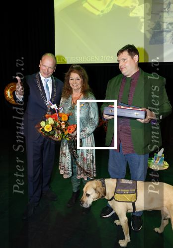 Apeldoorn 25 april 2025
Belinda Meuldijk krijgt lintje en wordt RIDDER in de orde van Oranje Nassau bij Orpheus . Ze kwam samen met haar zoon Yoshi en hun hond Noah. Ton Heerts Burgemeester Apeldoorn