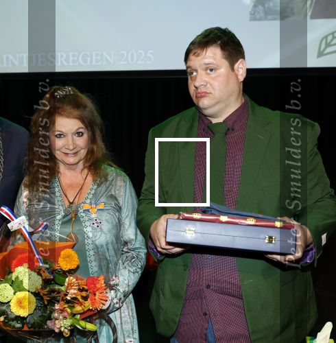 Apeldoorn 25 april 2025
Belinda Meuldijk krijgt lintje en wordt RIDDER in de orde van Oranje Nassau bij Orpheus . Ze kwam samen met haar zoon Yoshi en hun hond Noah.