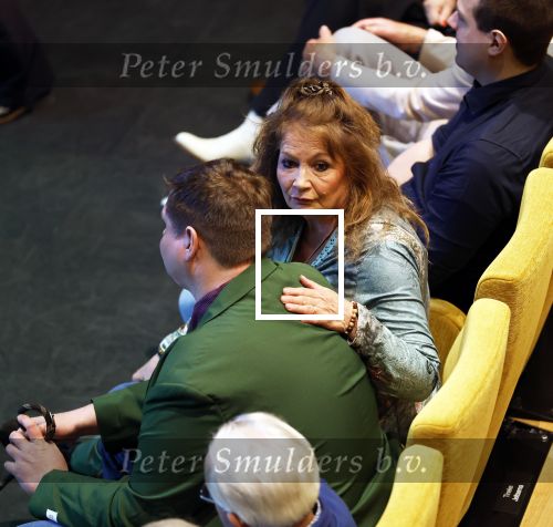 Apeldoorn 25 april 2025
Belinda Meuldijk krijgt lintje en wordt RIDDER in de orde van Oranje Nassau bij Orpheus . Ze kwam samen met haar zoon Yoshi en hun hond Noah.