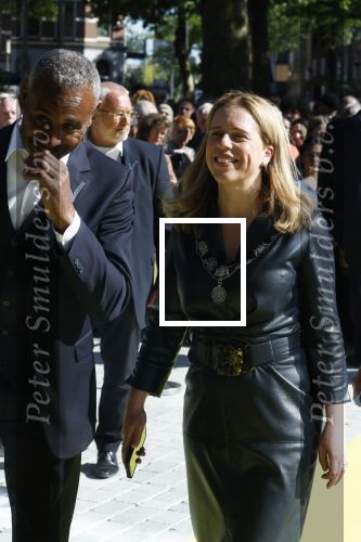 Rotterdam 15 mei 2025
Koningin MÃ¡xima opent Fenix, het kunstmuseum over migratie in Rotterdam. Het museum is gevestigd in een gerestaureerde monumentale loods uit 1923 die staat op de kade van vertrek en aankomst, de plek waar miljoenen mensen een nieuw leven zijn begonnen. Burgemeester Carola Schouten