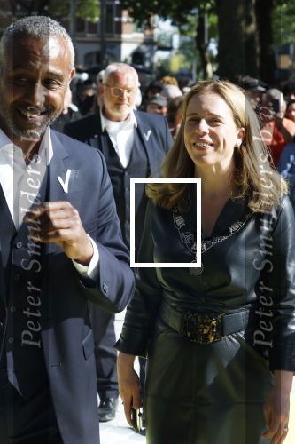 Rotterdam 15 mei 2025
Koningin MÃ¡xima opent Fenix, het kunstmuseum over migratie in Rotterdam. Het museum is gevestigd in een gerestaureerde monumentale loods uit 1923 die staat op de kade van vertrek en aankomst, de plek waar miljoenen mensen een nieuw leven zijn begonnen. Burgemeester Carola Schouten