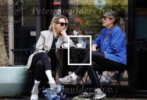 Amsterdam 21 mei 2025
Chantal Janzen met een vriendin op terras