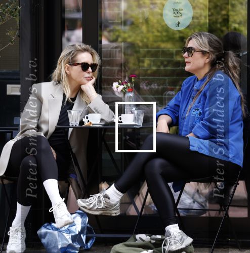 Amsterdam 21 mei 2025
Chantal Janzen met een vriendin op terras