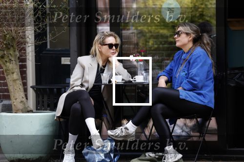 Amsterdam 21 mei 2025
Chantal Janzen met een vriendin op terras